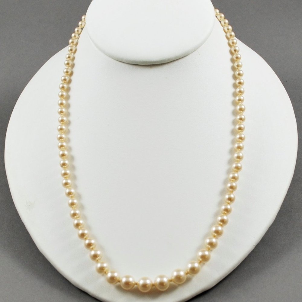 1985 Avon Graduated Pearlessence Faux Pearl Necklace w/ Box